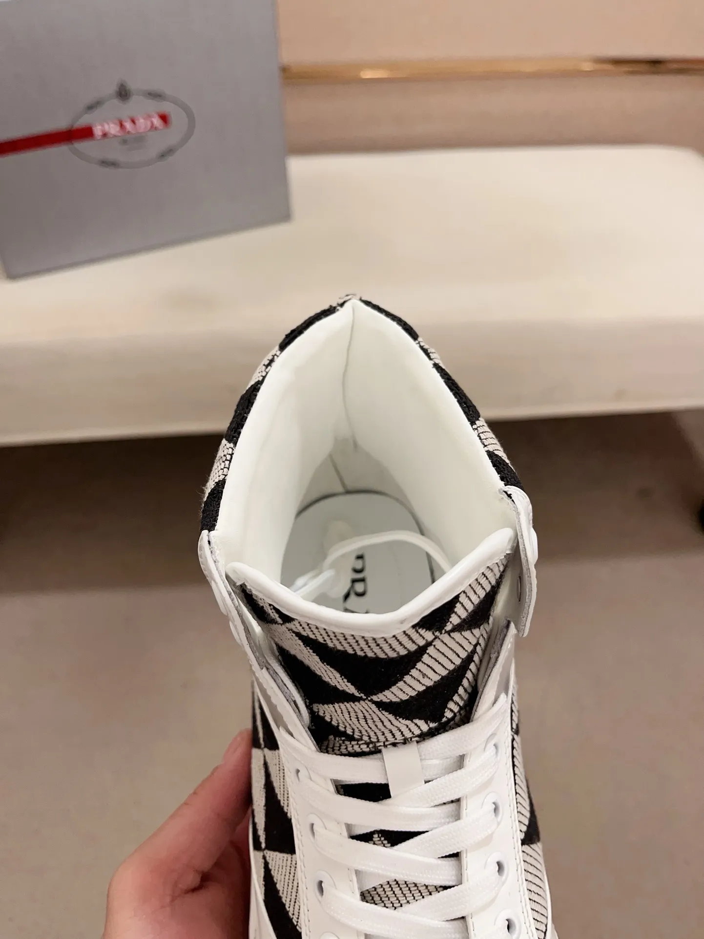 Men's shoes 💰 620💰 ✔️✔️✔️High-quality new PRADA counters are launched at the same time. The new men's shoes and 😘fabric are made of selected first-layer cowhide and triangle △ fabric. Lining: Full cowhide lining. 👍🏿 High-end ☄️ air-cushion molded anti-slip rubber outsole, exquisite lines, simple and elegant, comfortable and high-end for leisure travel. Code number: 38 to 44. 45 can be customized and cannot be returned or exchanged!